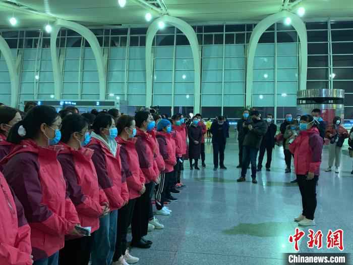 138名“白衣战士”准备出发,驰援湖北。 彭照 摄  宁夏138名“白衣战士”火速驰援湖北