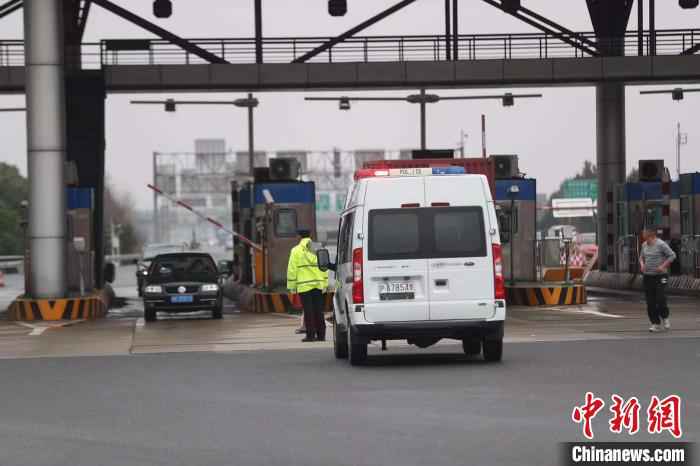 高速公路道口排查疫情。 张亨伟 摄  上海密织疫情防控网 人车船“来有影去有踪”