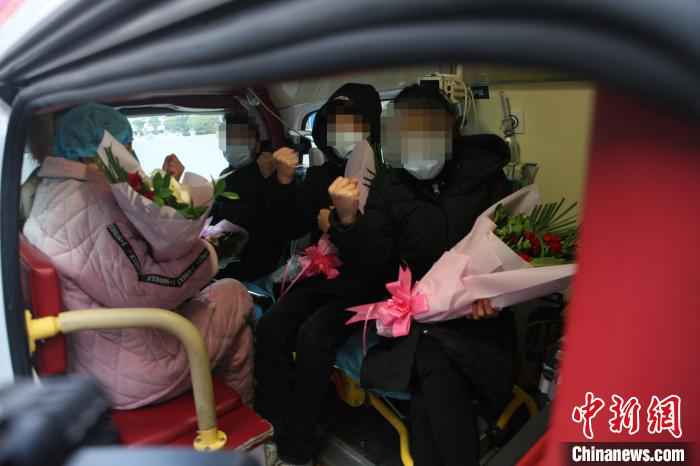 郑州大学第一附属医院派专车送5名出院者回家 郑大一附院供图 摄  河南:5名患者集体出院 全省累计治愈25例