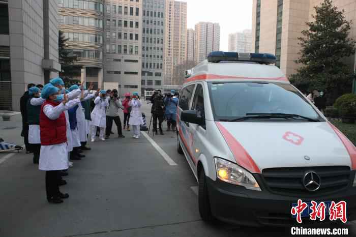 郑州大学第一附属医院派专车送5名出院者回家 郑大一附院供图 摄  河南:5名患者集体出院 全省累计治愈25例