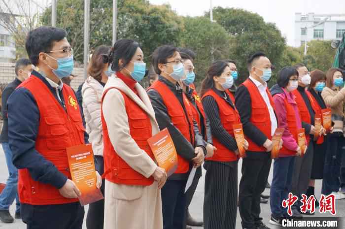 图为桂林爱心捐赠企业代表。 欧惠兰 摄  桂林以特色小吃援助湖北 3.9万碗桂林米粉支援湖北抗疫