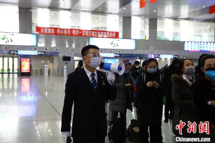 图为铁路工作人员引导旅客。 周晓舟 摄  哈铁恢复开行16.5对旅客列车助力复产复工