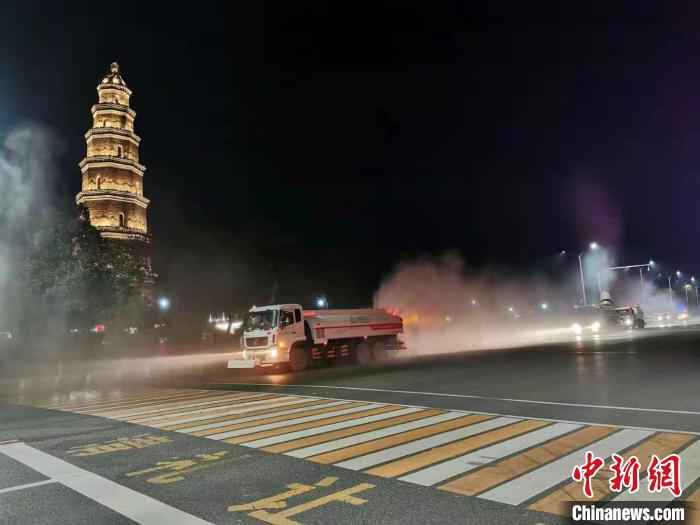湖北宜昌城区开展全域喷洒消毒 宜昌市城管委 供图 摄