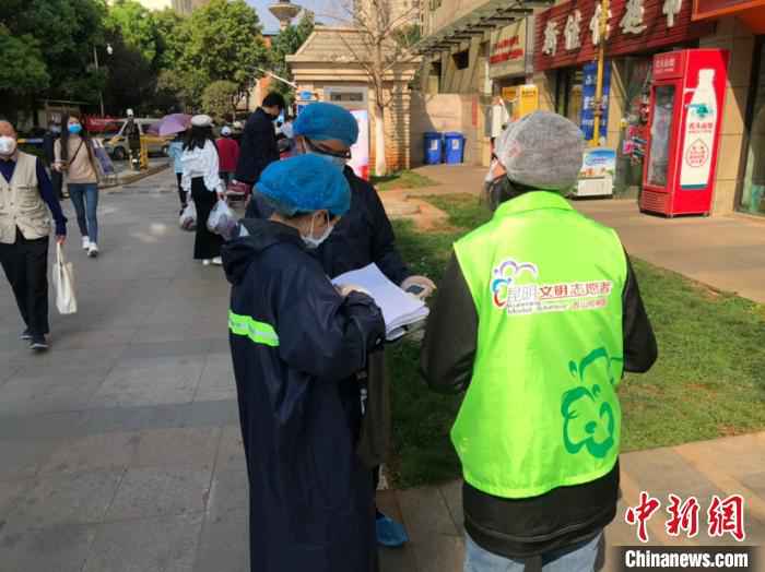 图为社区工作人员进行测量体温、登记工作。 刀志楠 摄 云南境外输入风险严峻 首例输入确诊病例居住单元已封闭