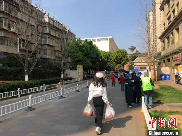 图为医大广场小区门口。 刀志楠 摄 云南境外输入风险严峻 首例输入确诊病例居住单元已封闭