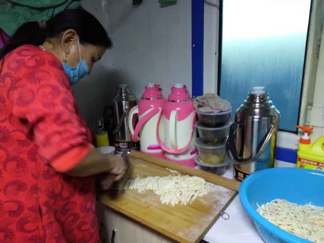 巴日哈家庭:抗“疫”路上的两代人