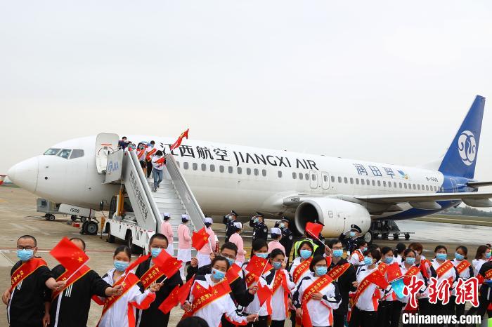 3月23日下午，江西援助湖北随州医疗队队员走下飞机。　刘占昆 摄