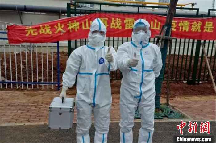 图为江西省疾控系统支援武汉防疫队消杀组前往雷神山医院。 陈姝慧 摄 江西省疾控系统支援武汉防疫队满月记(图)