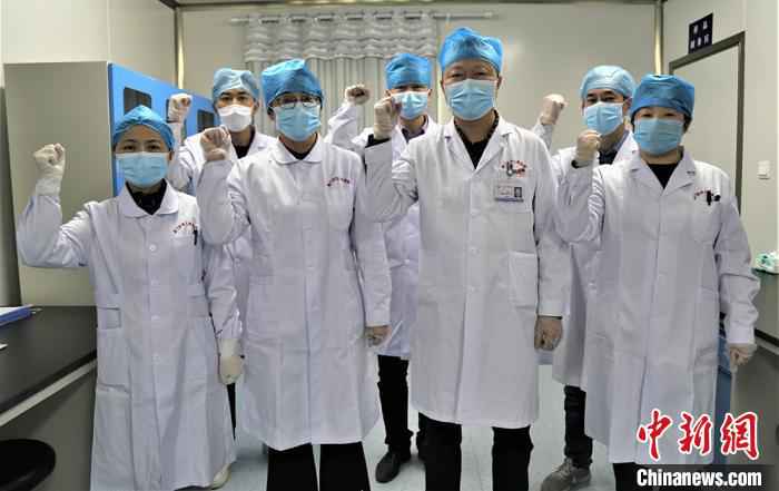 检测人员为战胜疫情加油打气。 杜炳勋 摄 探访新疆兵团“核酸检测人员”:离病毒最近 如“雷区”排雷