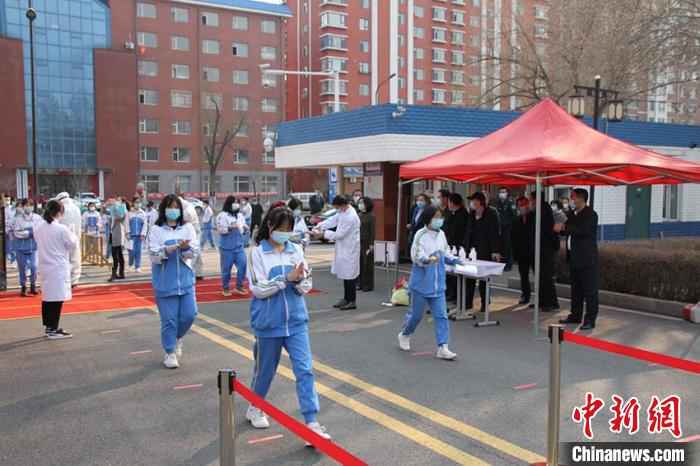 吉林二中学生正在进入校园 唐新智 摄 经历超长假期的高三学子:珍惜开学即冲刺的备考时光